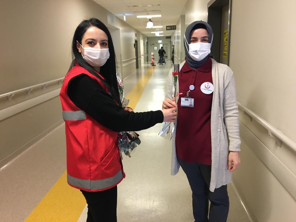 8 MART DÜNYA KADINLAR GÜNÜNÜNDE ŞEHİR HASTANEMİZİ ZİYARET ETTİK KUTLAMA MESAJI