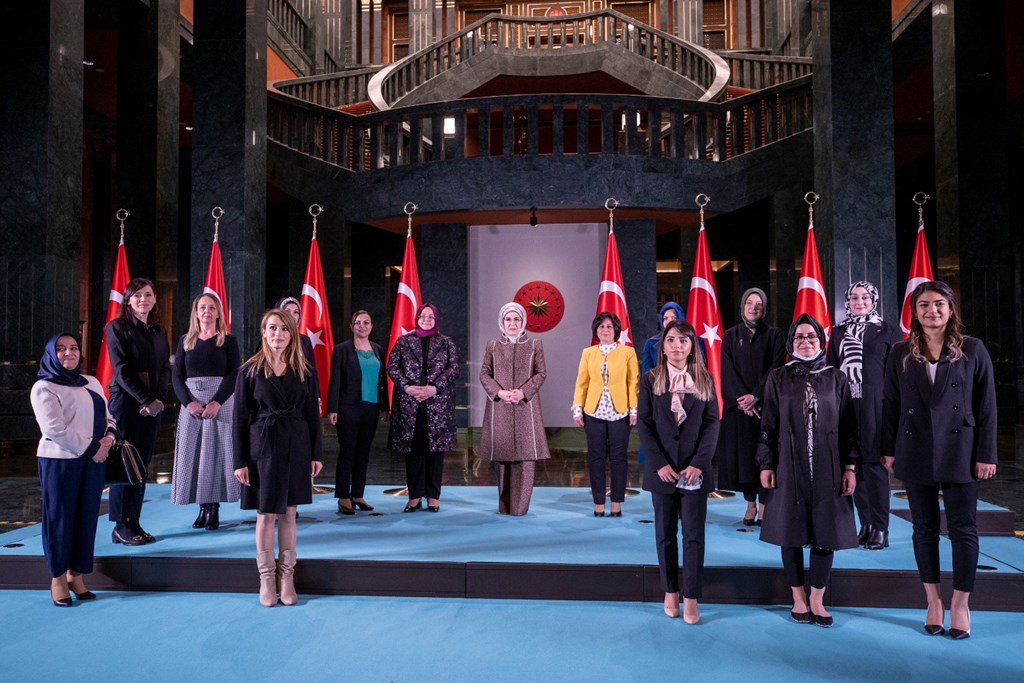 Cumhurbaşkanı Erdoğan, Eşi Emine Erdoğan ve Bakan Selçuk, Sağlık Çalışanı ve Sosyal Hizmet Uzmanı Kadınlarla Bir Araya Geldi