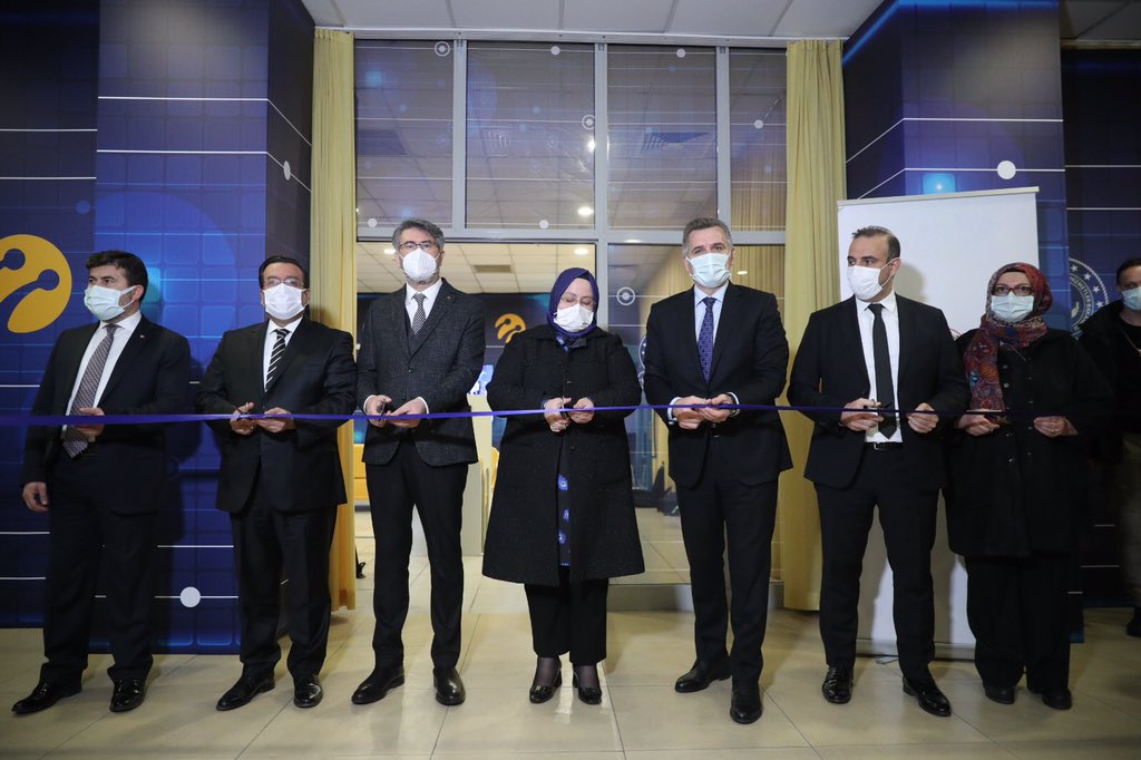 Bakan Selçuk,  Huzurevlerinde "Dijital Bahar" Projesi Tanıtım Toplantısı’na Katıldı