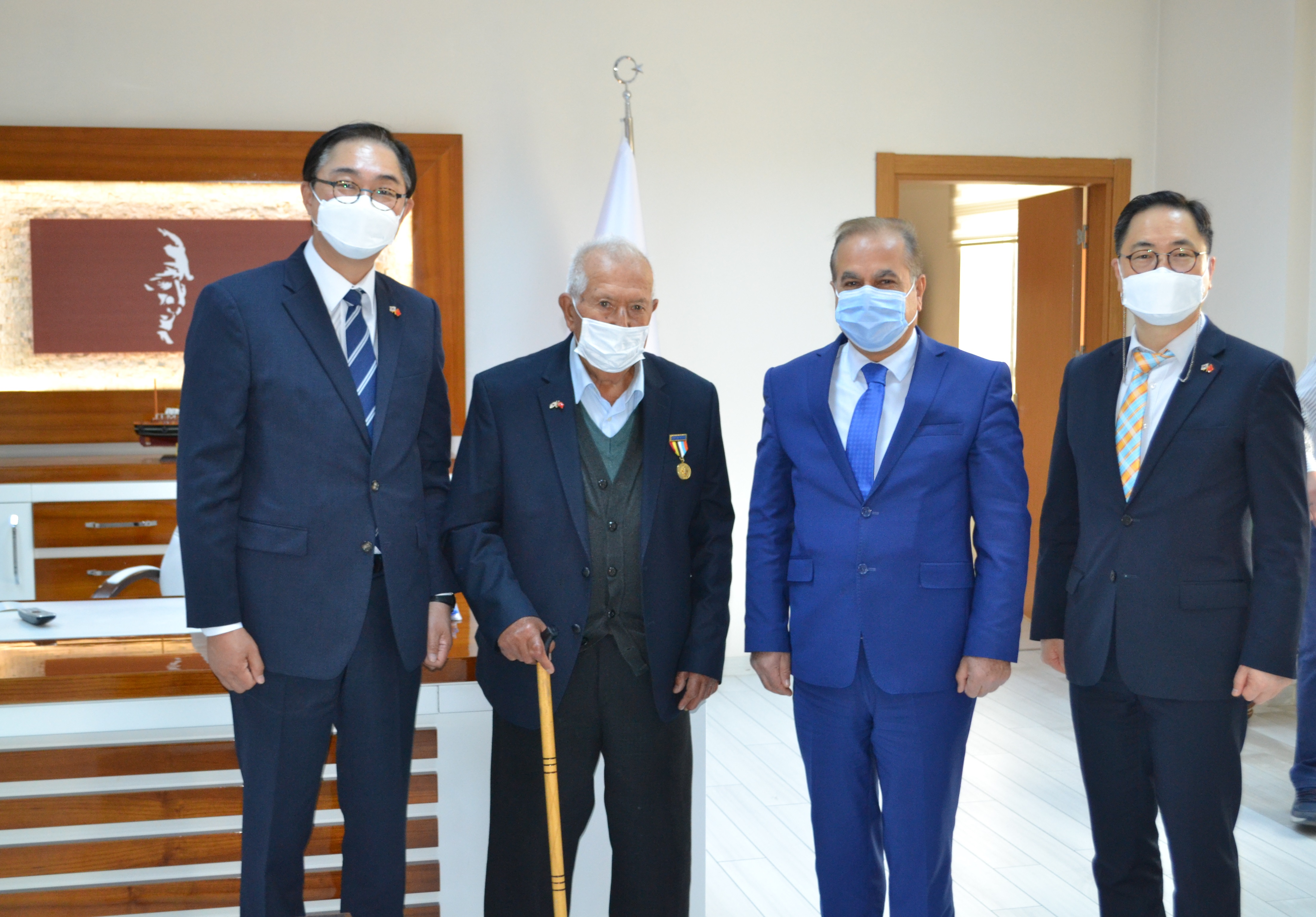 Kore Cumhuriyeti'nin Ankara Büyükelçisi Lee Won Ik, ve Savunma Ateşesi HO SUNG HWANG Kore Gazimiz Müslüm Kiper’i ziyaret etti.