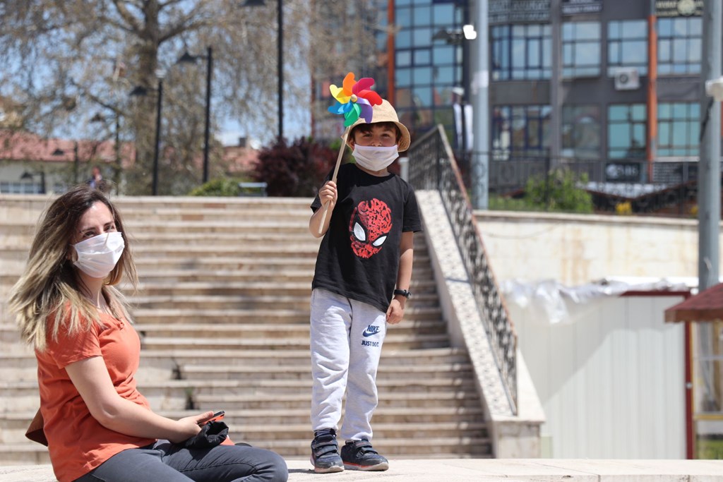 Aile ve Sosyal Hizmetler Bakanlığı, anne babalar için "helikopter ebeveynlikten" kaçınma önerilerini sıraladı