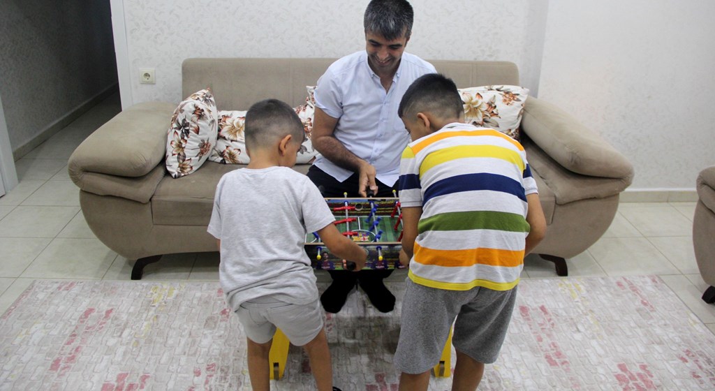 Yetiştirme yurdunda büyüyen baba koruyucu aile olarak 2 çocuğa evinin kapsını açtı