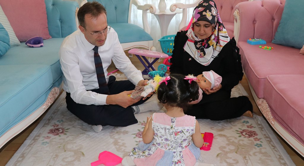 İş dönüşü yolunu gözleyen küçük kızlarıyla mutlulukları katlandı