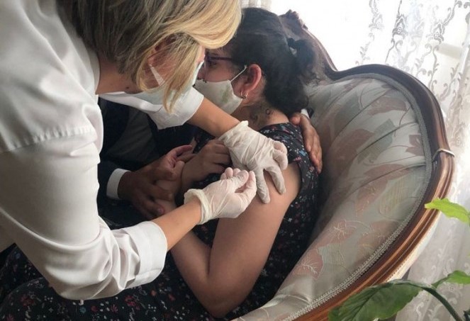 Mobil Aşı Ekiplerince Engelli Ve Engelli Bakımını Üstlenen Aileleri Aşılanıyor