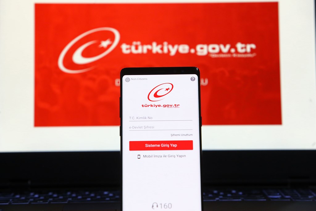 Bakanımız Derya Yanık, “E-devlet üzerinden başvuru yapmış 108 bin haneye daha 1.000’er liralık nakdi destek verdik”