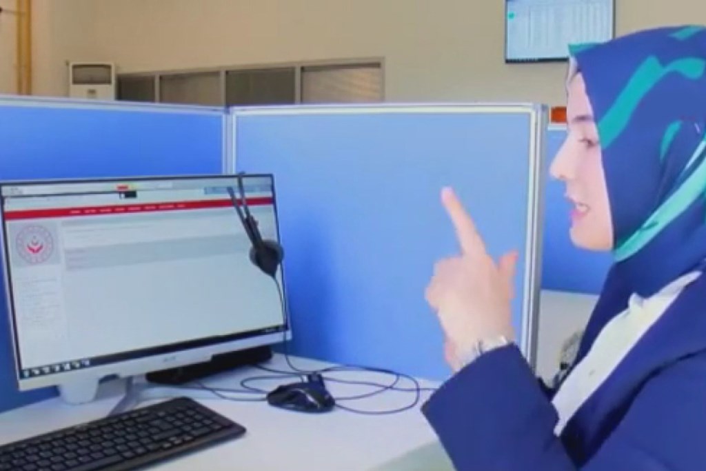 Aile ve Sosyal Hizmetler Bakanlığınca Türkiye'nin İlk 'İşitme Engelliler İletişim Merkezi' Açılacak.