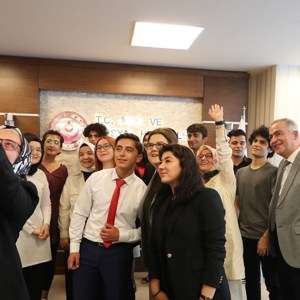 Our Minister Meets with Young Raised in Institutions and Succeeding in YKS at the Ministry - fotoğraf 1