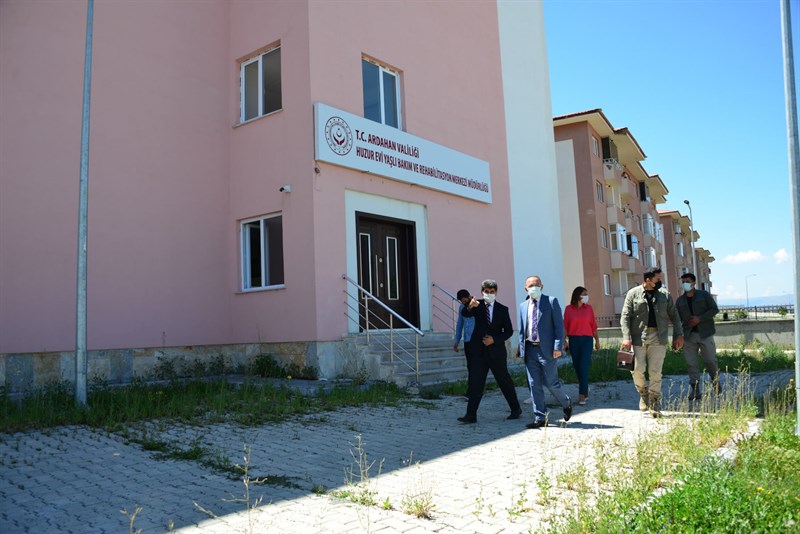 Sayın Valimiz Hüseyin Öner, Huzurevi binasında incelemede bulundu