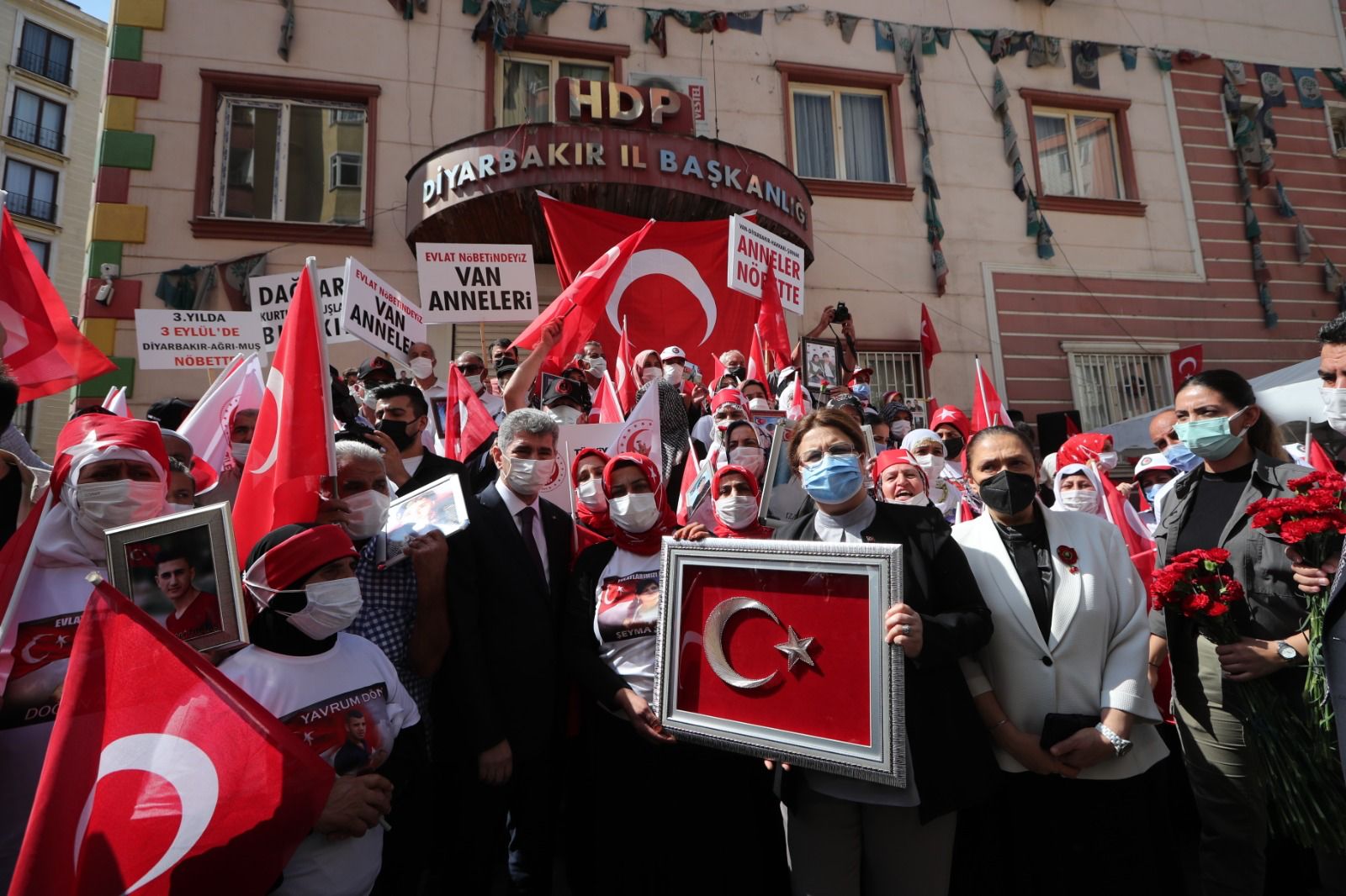 Bakanımız Derya Yanık, Diyarbakır Annelerini Ziyaret Etti