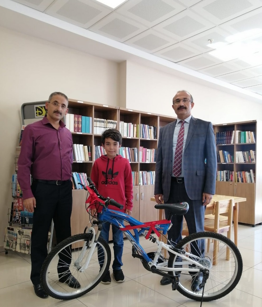 ‘Kitapla Büyüyen Umutlar’ projesi kapsamında hayata geçirilen, ‘Sosyal Kütüphane’ de 100’ün üzerinde kitap okuyan çocuklar bisiklet ile ödüllendirildi.