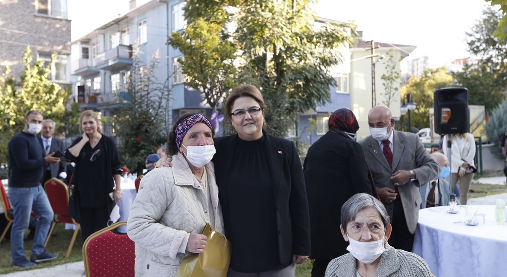 Bakanımız Sayın Derya Yanık, Dünya Yaşlılar Günü’nde Huzurevi Sakinleriyle Bir Araya Geldi