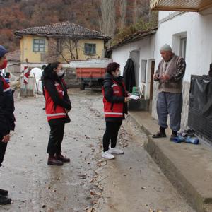 Havza Sosyal Hizmet Merkezi ve jandarma kapı kapı dolaşarak kadına yönelik şiddete farkındalık çalışması gerçekleştirdi - fotoğraf 1