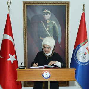 Emine Erdoğan Hanımefendi ve Bakanımız Derya Yanık "Kadına Yönelik Şiddete Karşı Uluslararası Mücadele Günü Paneli"ne katıldı - fotoğraf 5
