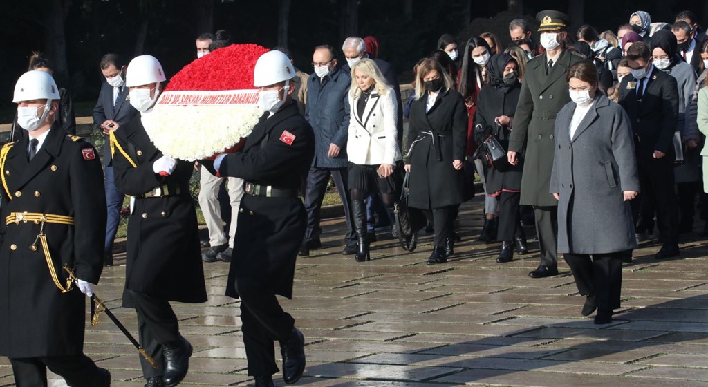 Bakanımız Yanık Kadınların Seçme ve Seçilme Hakkı Elde Etmelerinin Yıl Dönümünde Anıtkabir'i Ziyaret Etti