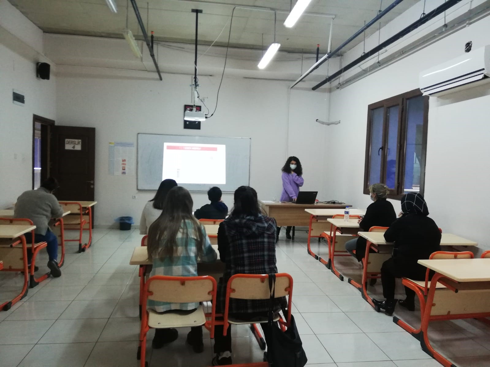HATMEK Kursiyerleri ve Eğiticilerine “Bilişim Teknolojileri ve İnternetin Bilinçli Kullanımı” konulu seminer verildi.