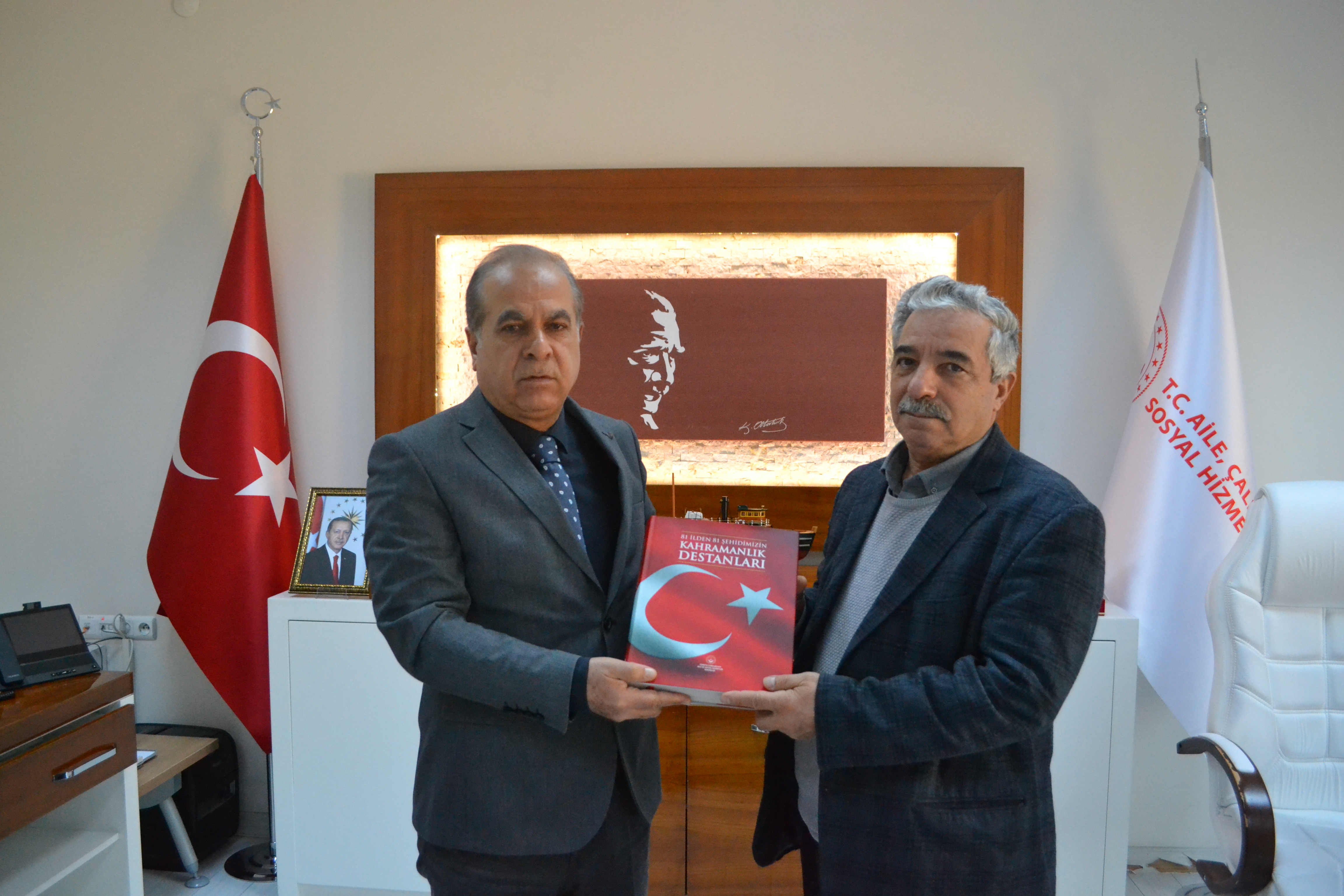 İl Müdürümüz Rasim Bulut, “81 İlden 81 Şehidimizin Kahramanlık Destanları” adlı kitabı Malatyalı Şehidimiz Hüsnü Bilgiç’in babası Fethi Bilgiç’e takdim etti.