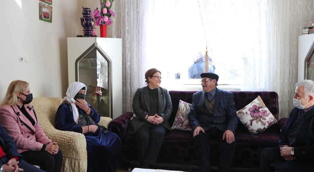 Bakanımız Derya Yanık Kars'ta Şehit Ailelerini Ziyaret Etti