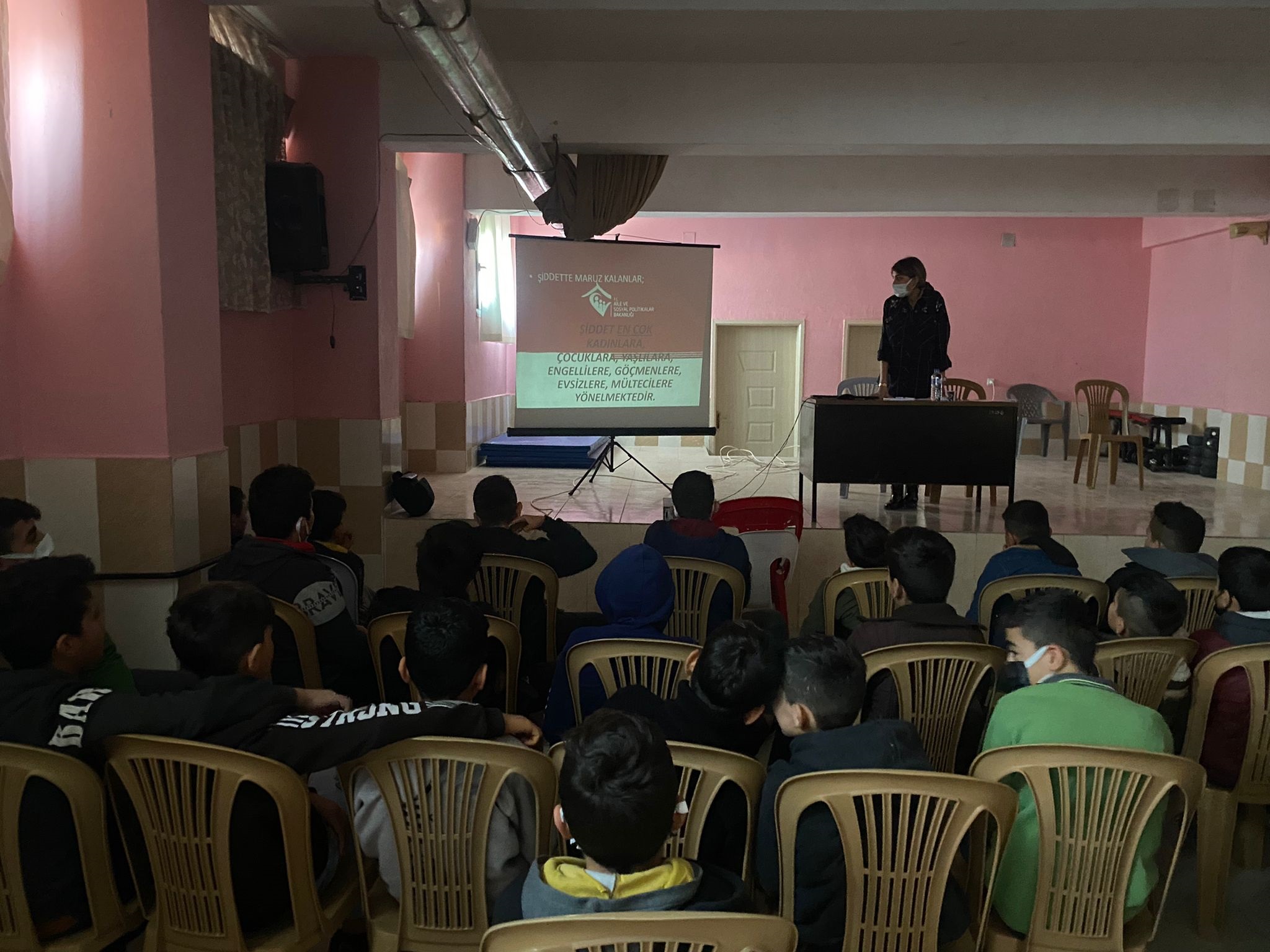 Altınözü Tepehan Ortaokulu öğrencilerine “Akran Zorbalığı ve Şiddet Algısı” konulu seminer verildi.