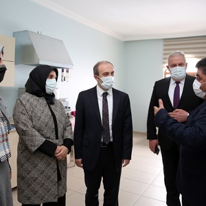 Vali Cüneyt Epcim ile Hanımefendi Huzur Evi Sakinlerimizle Bir Araya Geldi - fotoğraf 11