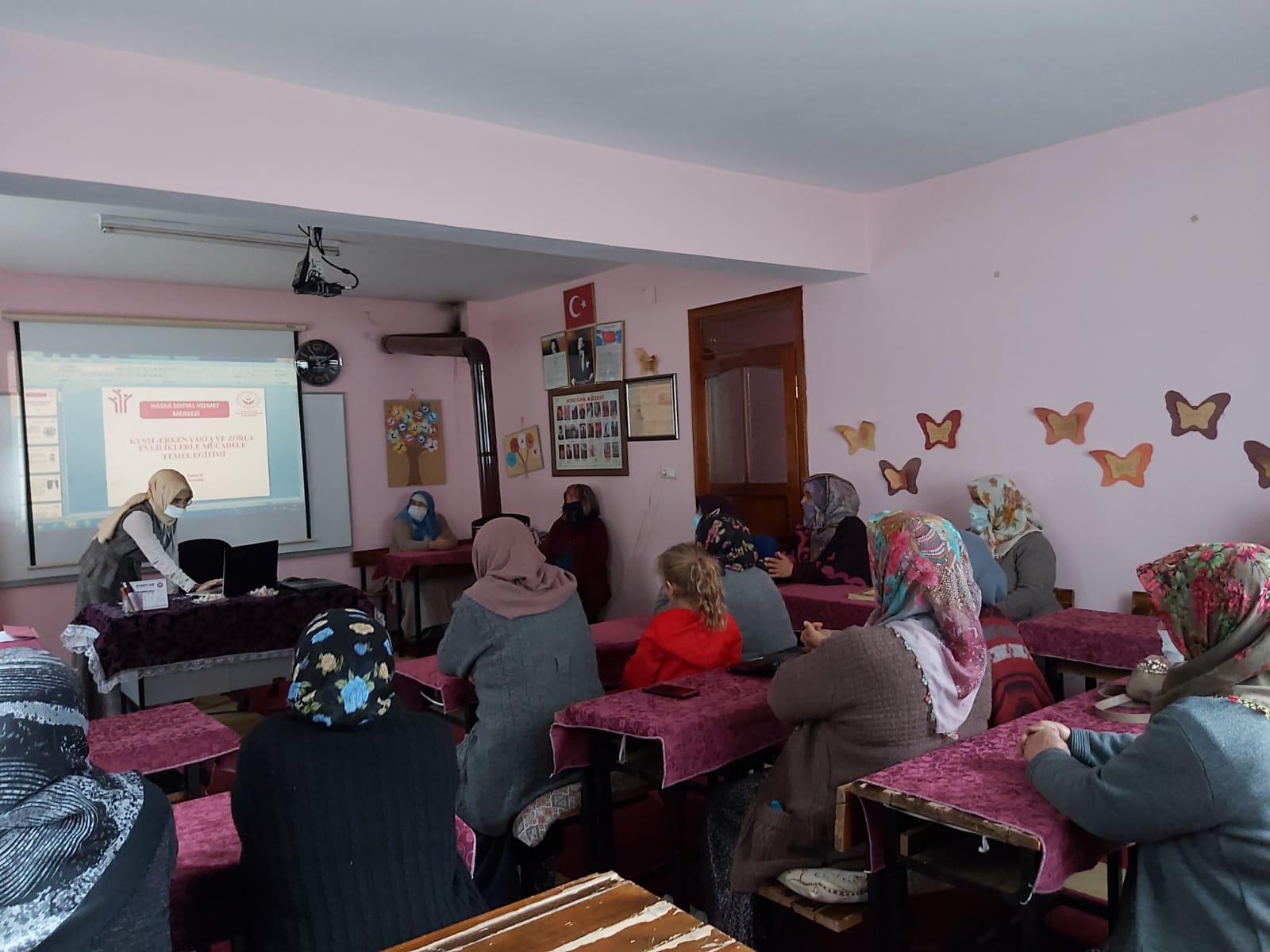 Hassa/Akbez Salmanuşağı Kadın Kuran Kursu yararlanıcılarına ‘’Kadına Yönelik Şiddetle Mücadele, Erken Yaşta ve Zorla Evliliklerle Mücadele’’  konulu seminer verildi. 