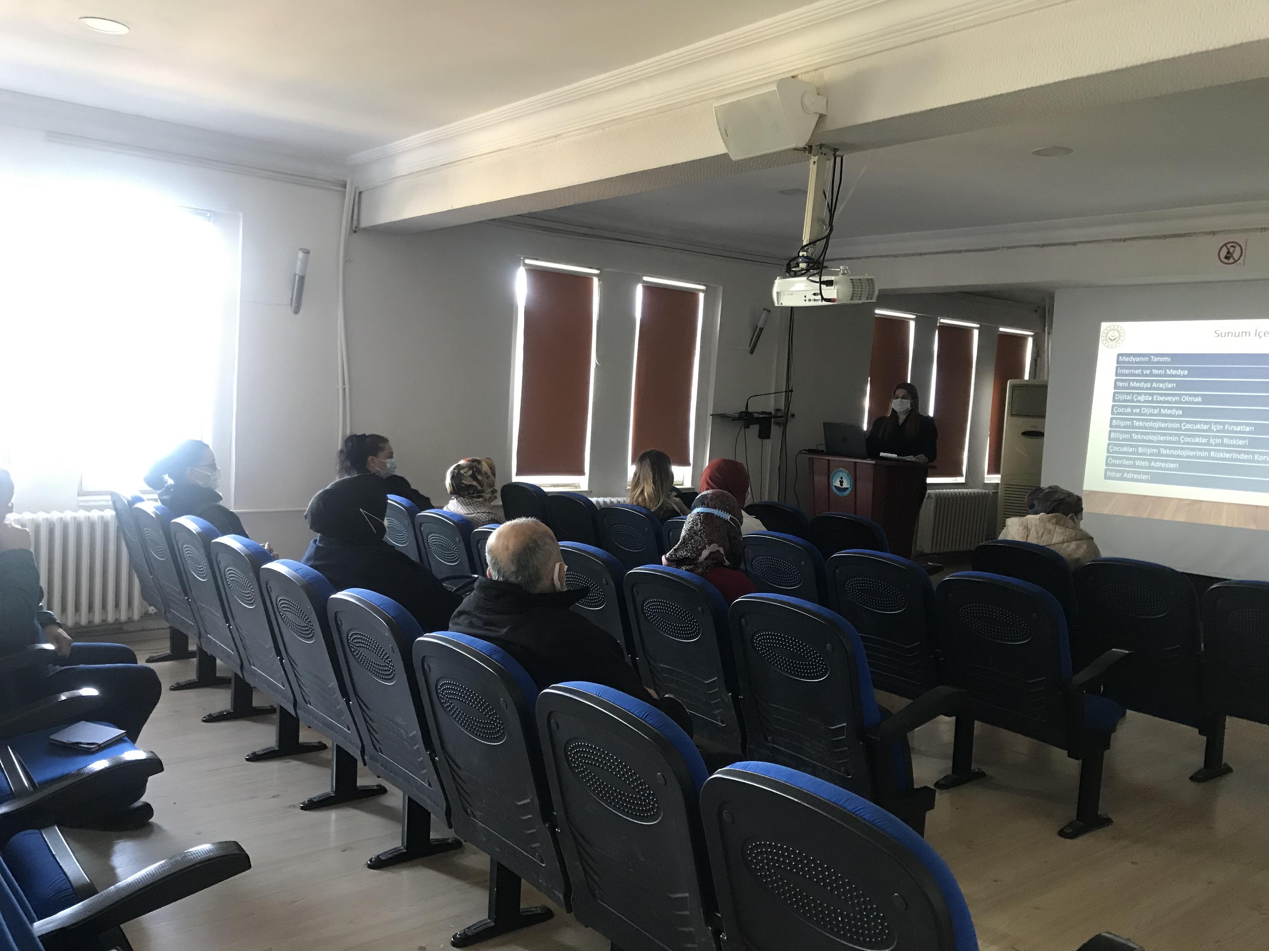 İskenderun Sosyal Hizmet Merkezi Müdürlüğü tarafından “Bilinçli Medya Kullanımı” konulu seminer verildi.