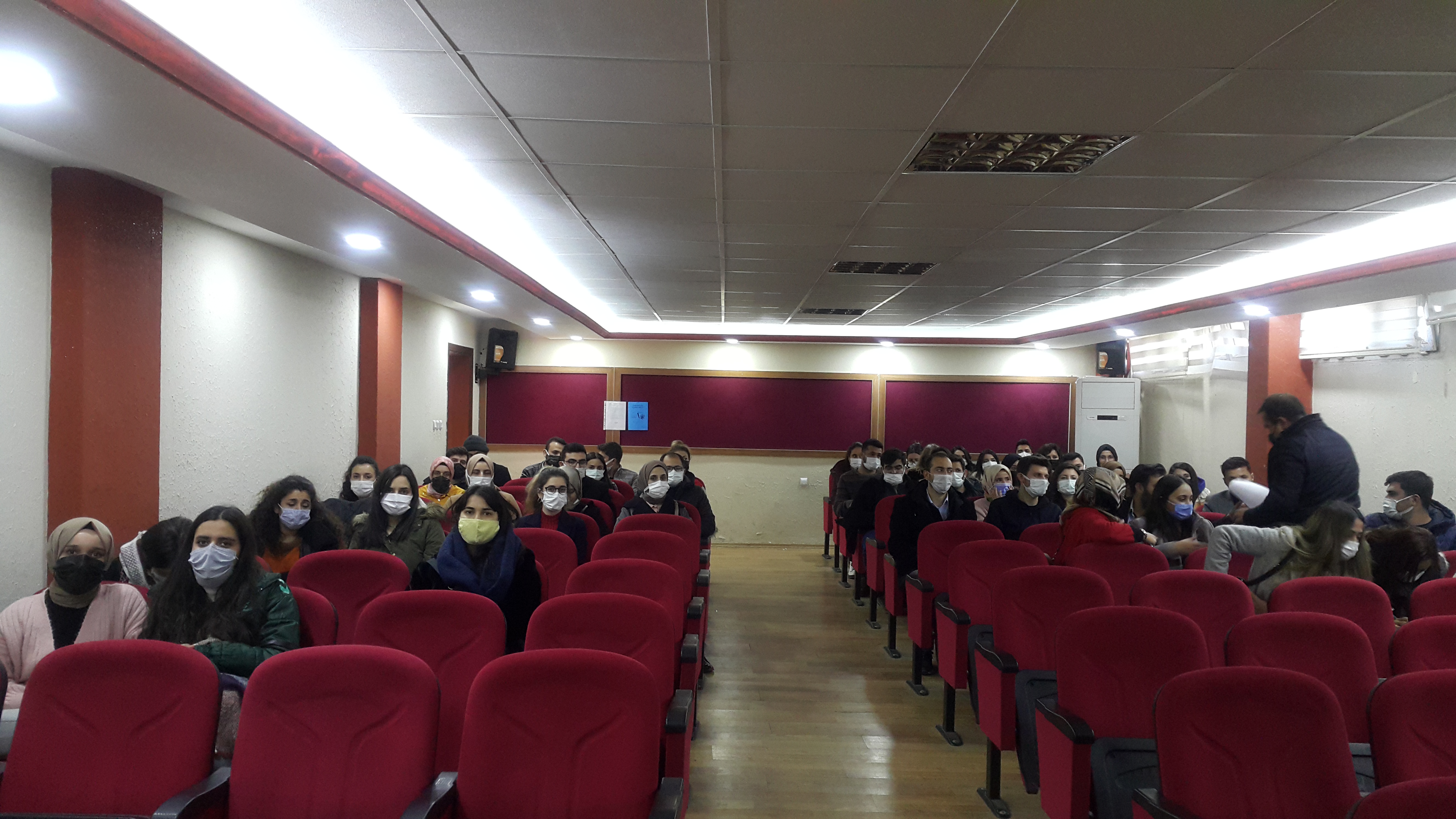 Altınözü Atatürk İlkokulunda göreve yeni başlayan öğretmenlere yönelik “Kadına Yönelik Şiddetle Mücadele-Erken Yaşta ve Zorla Evliliklerle Mücadele” konulu seminer verildi.