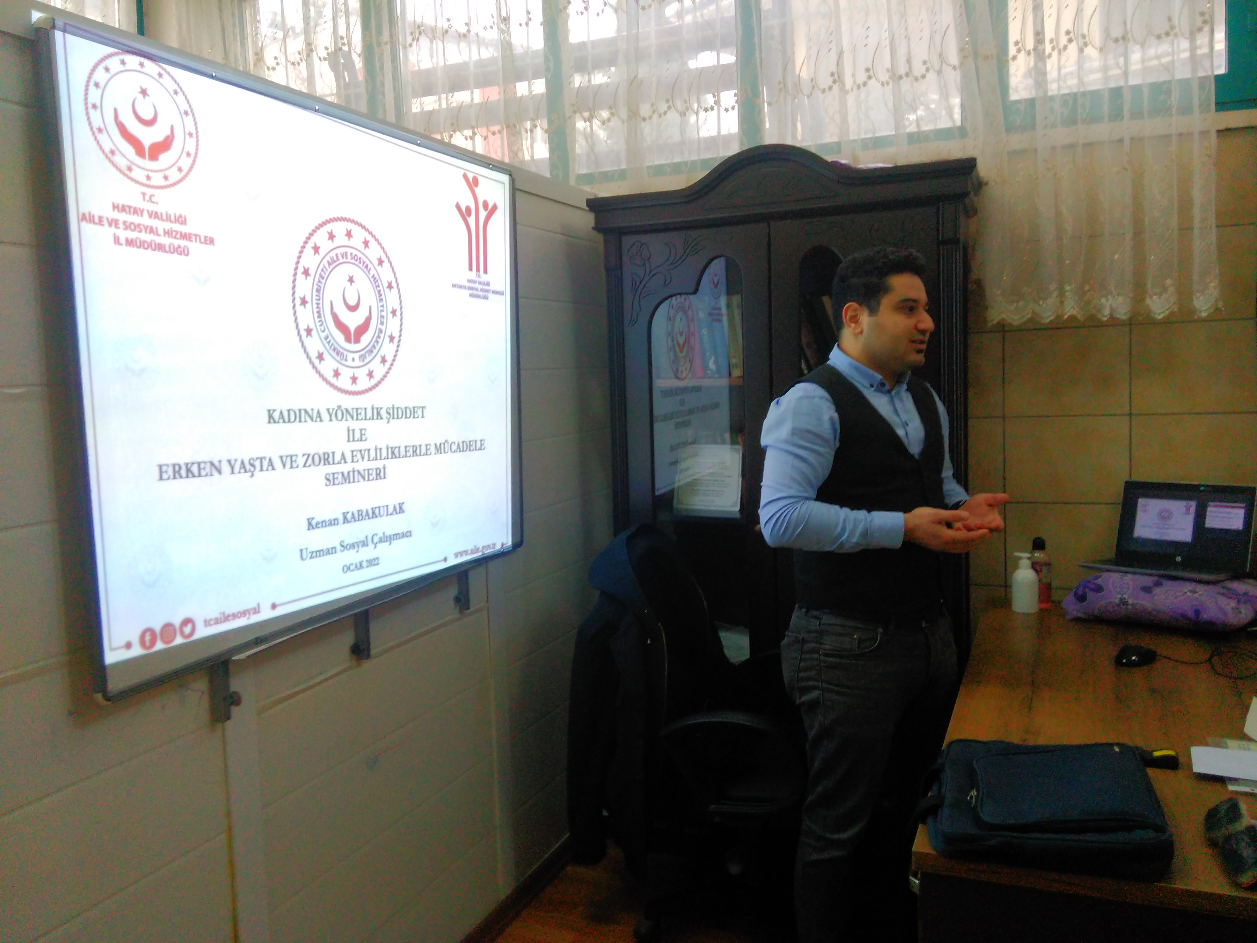 Altınçay Kadın Kuran Kursu Kursiyerlerine “Kadına Yönelik Şiddetle Mücadele ile Erken Yaşta ve Zorla Evliliklerle Mücadele” konulu seminer verildi.