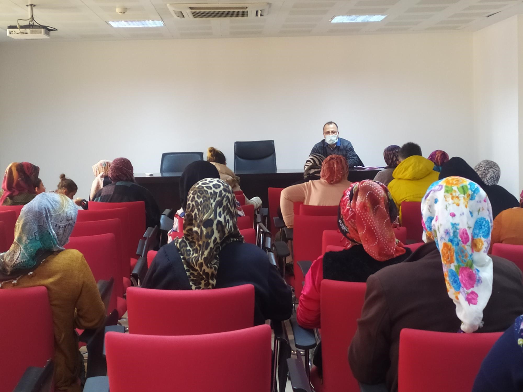 Reyhanlı Sosyal Hizmet Merkezi Müdürlüğü tarafından “Aile Eğitimi ve İletişimi” konulu seminer verildi.