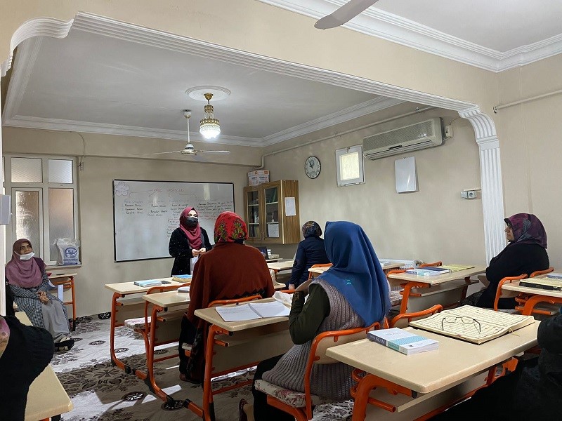 Kırıkhan Mevlana Kadın Kur’an Kursu yararlanıcılarına “Kadına Yönelik Şiddetle Mücadele, Erken Yaşta ve Zorla Evliliklerle Mücadele” konulu seminer verildi. 