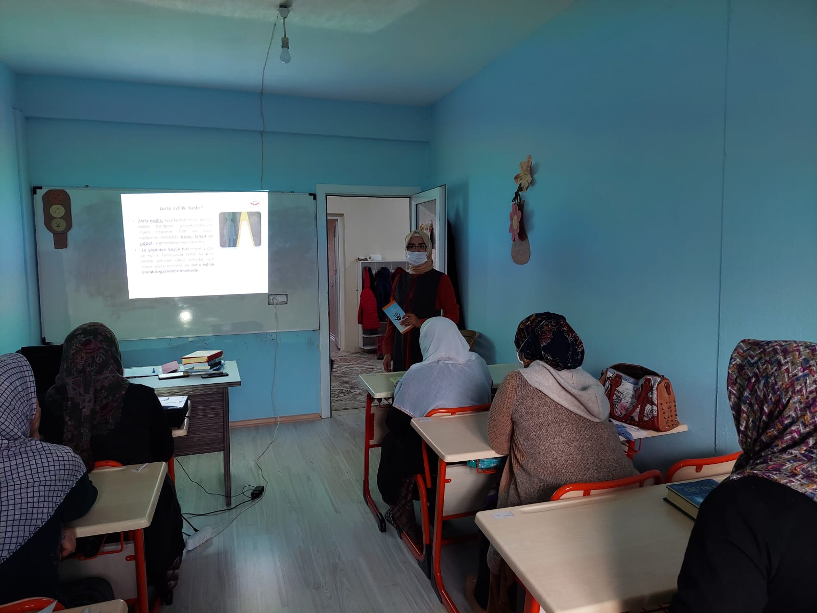 Hassa/Girne Mahallesi Merkez Kadın Kuran Kursu Yararlanıcılarına ‘’Kadına Yönelik Şiddetle Mücadele, Erken Yaşta ve Zorla Evliliklerle Mücadele’’ konulu seminer verildi. 