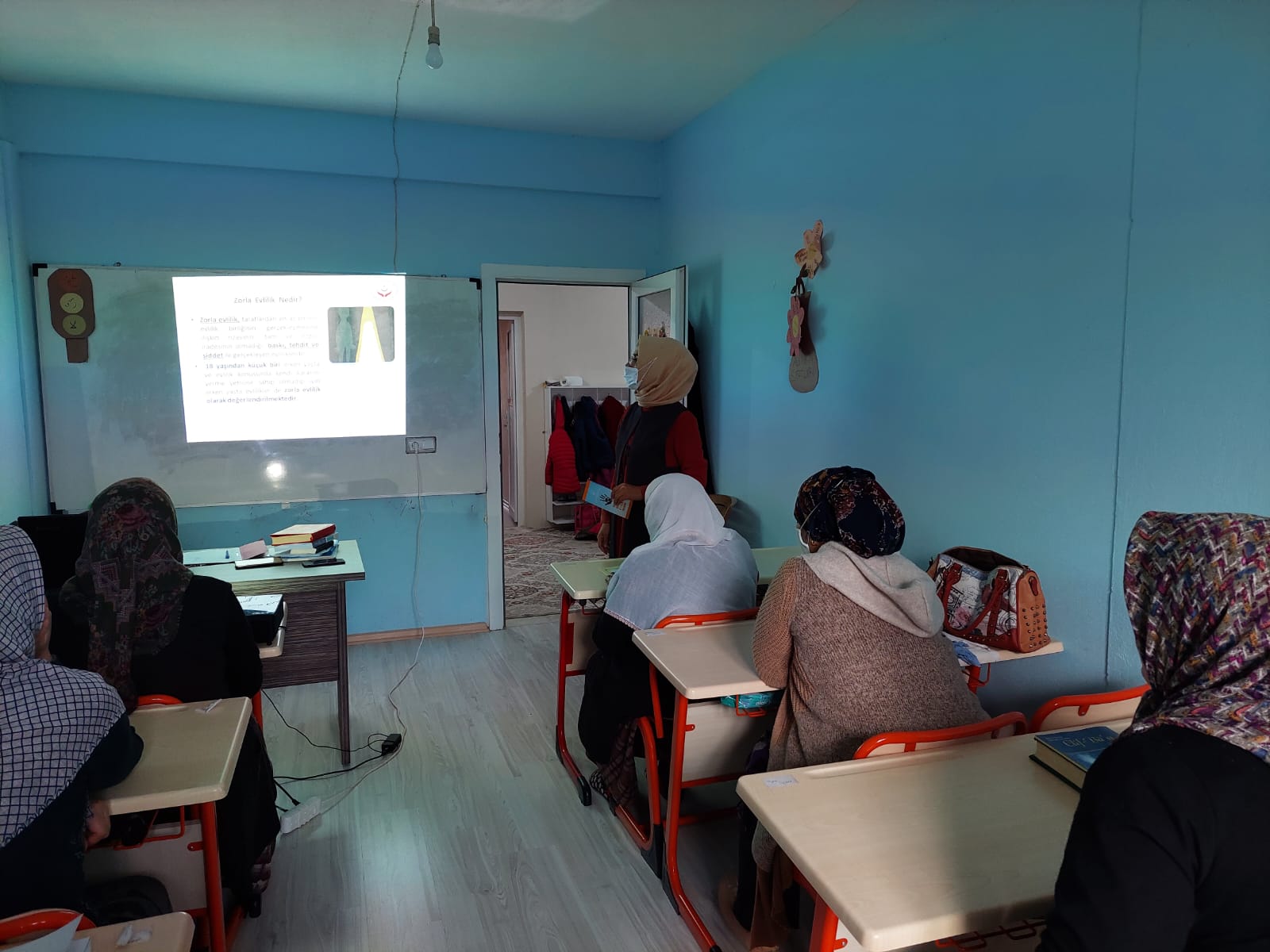 Hassa/Girne Mahallesi Merkez Kadın Kuran kursu yararlanıcılarına ‘’Kadına Yönelik Şiddetle Mücadele, Erken Yaşta ve Zorla Evliliklerle Mücadele’’ konulu seminer verildi. 