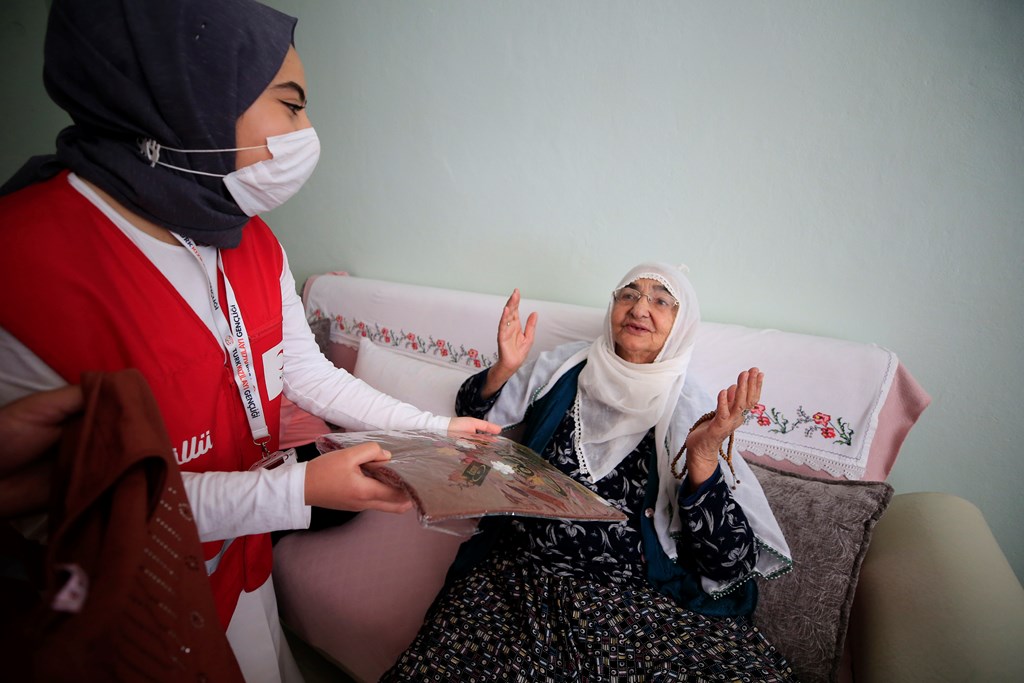 Bakanımız Derya Yanık: “Bakıma ihtiyacı olan engelli vatandaşlar ve aileleri için bu ay toplam 1 milyar 256 milyon TL Evde Bakım Yardımı’nı hesaplara yatırdık"