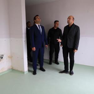 Refahiye Kaymakamımız Sayın Mehmet Furkan Taşkıran İl Müdürümüz Sayın Abdulhalim Ünalan, Refahiye Huzurevini ziyaret ederek kuruluşta yürütülen tadilat çalışmalarını yerinde inceledi ve çalışmaların mevcut durumu hakkında bilgi aldı. - fotoğraf 2