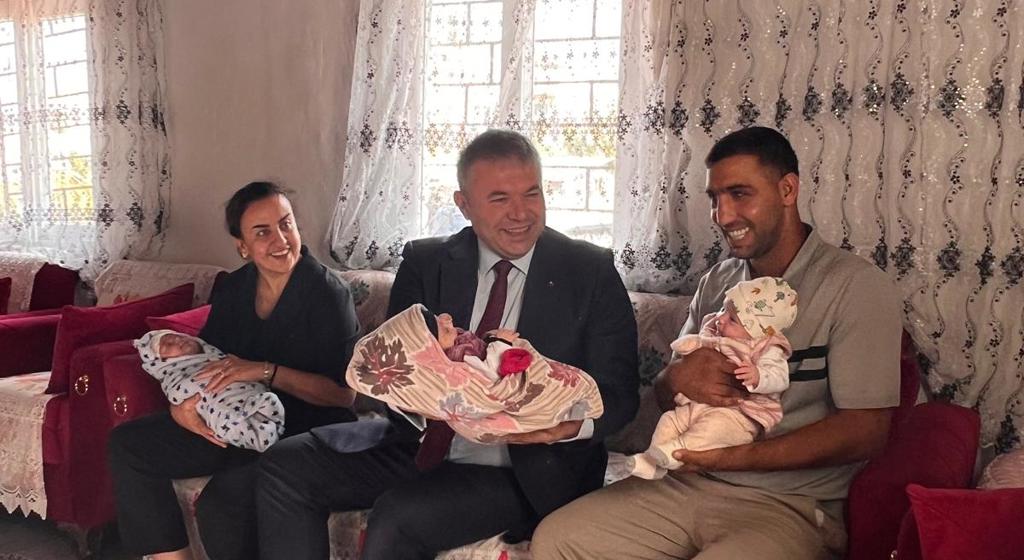 👶🏻👶🏻👶🏻 Üçüz Bebeklerimize Hoş Geldiniz Ziyareti! 💙  İl Müdürümüz Sayın Tolga Nacar, Yenişehir ilçemizde ikamet eden ve üçüz bebek sevinci yaşayan ailemizi hanelerinde ziyaret etti.  Ziyarette, Aile ve Sosyal Hizmetler Bakanımızın selamlarını ve tebriklerini ailemize ileten İl Müdürümüz, geleceğimizin teminatı olan minik yavrularımıza sağlıklı, huzurlu ve hayırlı bir ömür temennisinde bulundu.