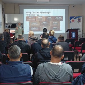 Aile Eğitim Programı kapsamında, Bandırma Sosyal Hizmet Merkezi Müdürlüğümüzdeki alanında uzman çalışma arkadaşımız tarafından Bandırma Denetimli Serbestlik Müdürlüğündeki yükümlülere yönelik "Aşk ve Sevgi" konulu eğitim gerçekleştirildi. - fotoğraf 4