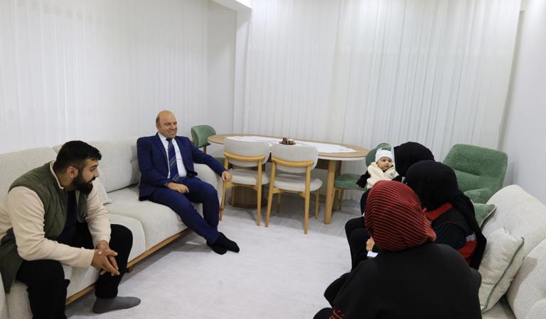 İl Müdürümüz Sayın Abdulhalim Ünalan ve çalışma arkadaşlarımızla birlikte, Evlenecek Gençlerin Desteklenmesi Projesi kapsamında kredi desteğinden yararlanan İren çiftini ve minik yavrumuz Asya bebeği evlerinde ziyaret ettik.