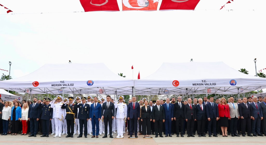 🇹🇷 29 Ekim Cumhuriyet Bayramı  29 Ekim Cumhuriyet Bayramı kutlamaları kapsamında, Mersin Valimiz Sayın Atilla TOROS’un teşrifleriyle Cumhuriyet Meydanı’nda düzenlenen Atatürk Anıtı’na çelenk sunma törenine İl Müdürümüz Tolga NACAR, kent protokolü, kurum ve kuruluş temsilcileri ile çok sayıda vatandaşımız katıldı.