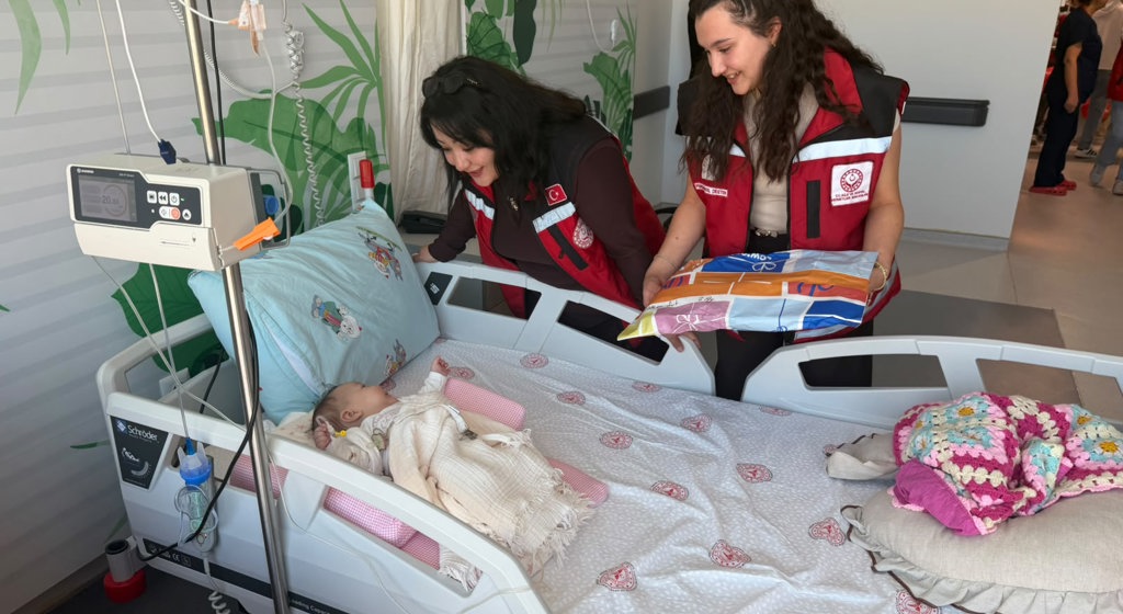 📌İyilik Var Kapsamında Hastanede Tedavi Gören Çocuklara Moral Ziyareti