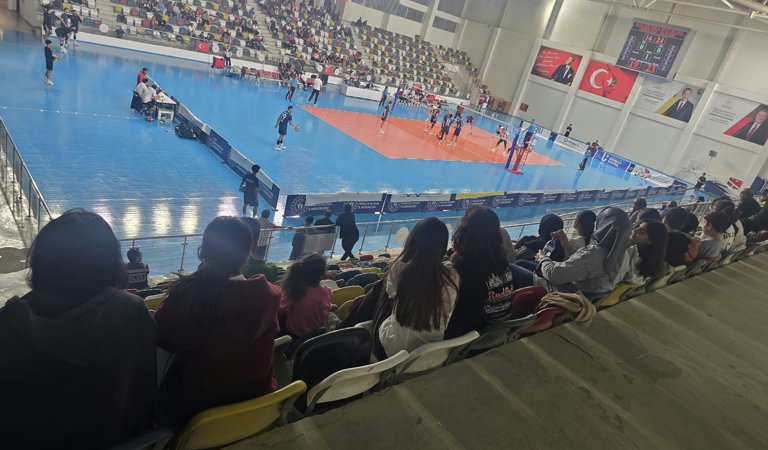  Çocuklarımız Kilis’te Voleybol Heyecanına Ortak Oldu