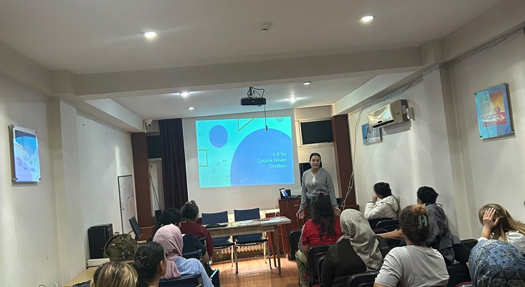 Mersin Çocuk Evleri Sitemizde görev yapan personelimize yönelik, uzman personelimiz tarafından “6-8 Yaş Dönemi Çocukluk Özellikleri” ve “Psikolojik İlk Yardım” konularında eğitimler gerçekleştirildi.  Eğitimlerde, çocuklarımızın gelişimsel özelliklerinin doğru anlaşılması, yaş dönemlerine uygun yaklaşım yöntemleri ve psikolojik desteğe ihtiyaç duyulan durumlarda etkili müdahalenin önemi ele alındı.