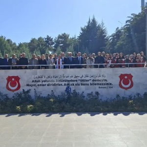  29 EKİM CUMHURİYET BAYRAMI KAPSAMINDA ŞEHİTLİK ZİYARETİ GERÇEKLEŞTİRİLDİ - fotoğraf 1
