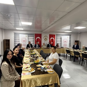 Pınarhisar Kaymakamı Sayın Enver Özderin ve İlçe Nüfus Müdürü Sayın Hatime Yıldırım’dan Huzurevi Sakinlerine Ziyaret - fotoğraf 1