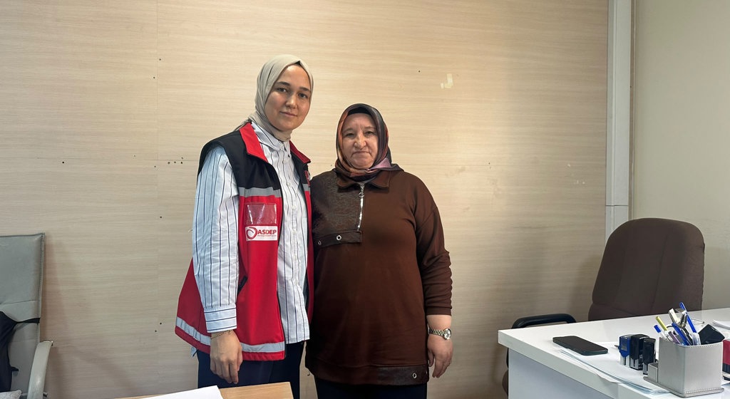 29 Ekim Cumhuriyet Bayramı münasebetiyle Erdemli Sosyal Hizmet Merkezi Müdürlüğü Şehit Yakınları ve Gazi Hizmetleri Birimimiz ile birlikte kıymetli şehit ailelerimizi ve kahraman gazilerimizi ziyaret ettik.Aziz şehitlerimizin bizlere emaneti olan değerli ailelerinin ve kahraman gazilerimizin her zaman yanındayız. Ruhları şad, mekânları cennet olsun. 🇹🇷