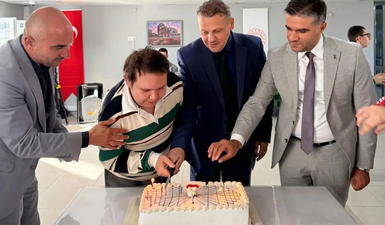 ÖZEL GEREKSİNİMLİ BİREYLERİMİZİN DOĞUM GÜNLERİ KUTLANDI