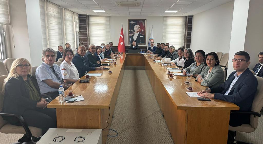  Güçlendirici Bakım Modeli Toplantısı  Vali Yardımcımız Sayın İrfan Demiröz başkanlığında, Aile ve Sosyal Hizmetler İl Müdürlüğümüzün koordinasyonunda; İl Müdürümüz Tolga Nacar, Paydaş kurum temsilcilerinin katılımıyla Güçlendirici Bakım Modeli 2026 yılı 4. İzleme ve Değerlendirme Toplantısı gerçekleştirildi.