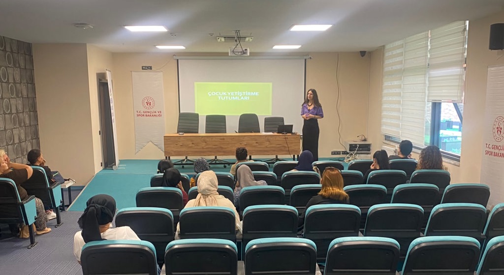 Mezitli Sosyal Hizmet Merkezi Müdürlüğünde görevli personelimiz tarafından Müdürlüğümüzden SED hizmeti alan ailelere yönelik Modüler Aile Eğitim Programı kapsamında Çocuk Yetiştirme Tutumları konusunda açık seminer gerçekleştirlmiştir. Gençlik ve Spor İl Müdürlüğüne bağlı Mezitli Engelsiz Gençlik Merkezinde gerçekleştirlen eğitimimizin ardından katılımcılara Merkezin hizmetleri tanıtılmıştır.