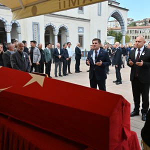 Görevi başında şehadete yürüyen İl Emniyet Müdürlüğümüz Olay Yeri İnceleme Şube Müdürlüğü personeli Polis Memuru Batuhan SARIYALÇINKAYA son yolculuğuna uğurlandı. - fotoğraf 1