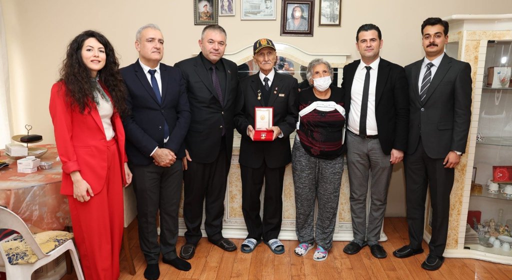 Akdeniz Kaymakamımız ve Belediye Başkan Vekili Sayın Murat Beşikci, İl Müdürümüz Sayın Tolga Nacar ile birlikte Kıbrıs Gazimiz Mahmut Sinmez’i hanesinde ziyaret ederek Kuzey Kıbrıs Türk Cumhuriyeti Millî Mücadele Madalyası Beratı’nı takdim etti.  Vatanımızın bağımsızlığı ve milletimizin huzuru uğruna fedakârlık gösteren kahraman gazimizle gerçekleştirilen ziyarette, kendisine şükran ve minnet duygularımız ifade edildi.