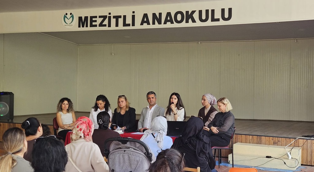 Mezitli Sosyal Hizmet Merkezi Müdürlüğünde görevli personelimiz tarafından Mezitli Anaokulu velilerine yönelik Okul ve Aile İşbirliği, Çocuk Yetiştirmede Güncel Konular, Anaokulu Yaş Grubunda Çocukların Özerkliğini Destekleme konularında eğitim gerçekleştirildi.