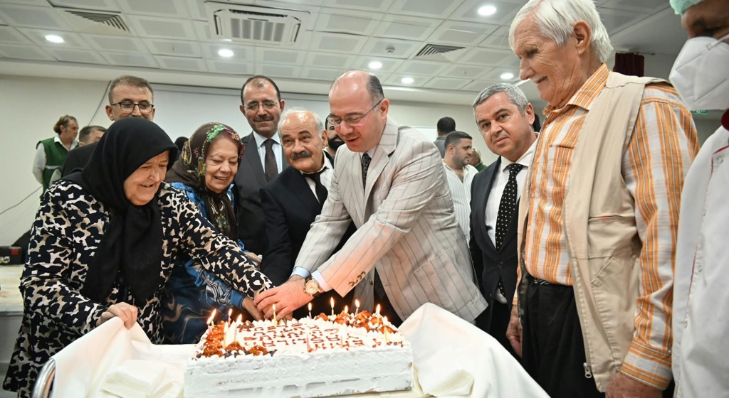 Valimiz Sayın Mehmet Fatih Serdengeçti, 1 Ekim Dünya Yaşlılar Günü vesilesiyle Kadirli Huzurevimizi ziyaret ederek ömürlerini ailelerine, memleketlerine ve milletimize adamış kıymetli büyüklerimizle bir araya geldi.